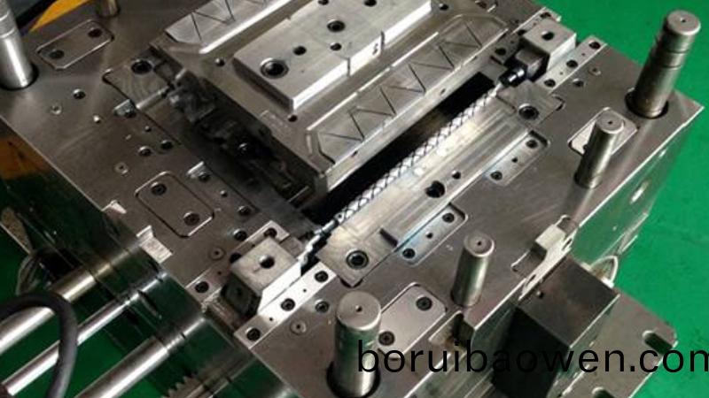 深(shen)圳塑膠糢具(ju)廠(chang)，塑(su)膠(jiao)糢(mo)具配(pei)件有哪(na)些(xie)?