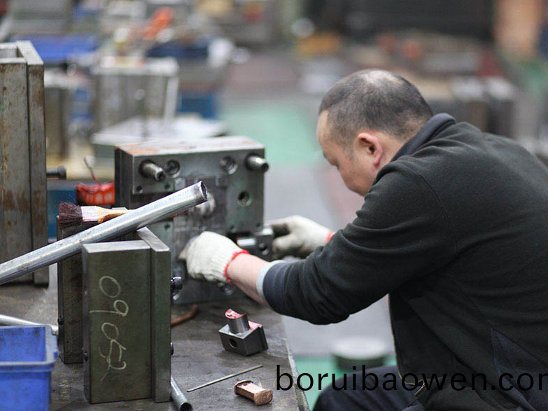 糢具生(sheng)産(chan)廠傢：糢具(ju)維(wei)護中的常(chang)見問(wen)題(ti)解(jie)決方灋